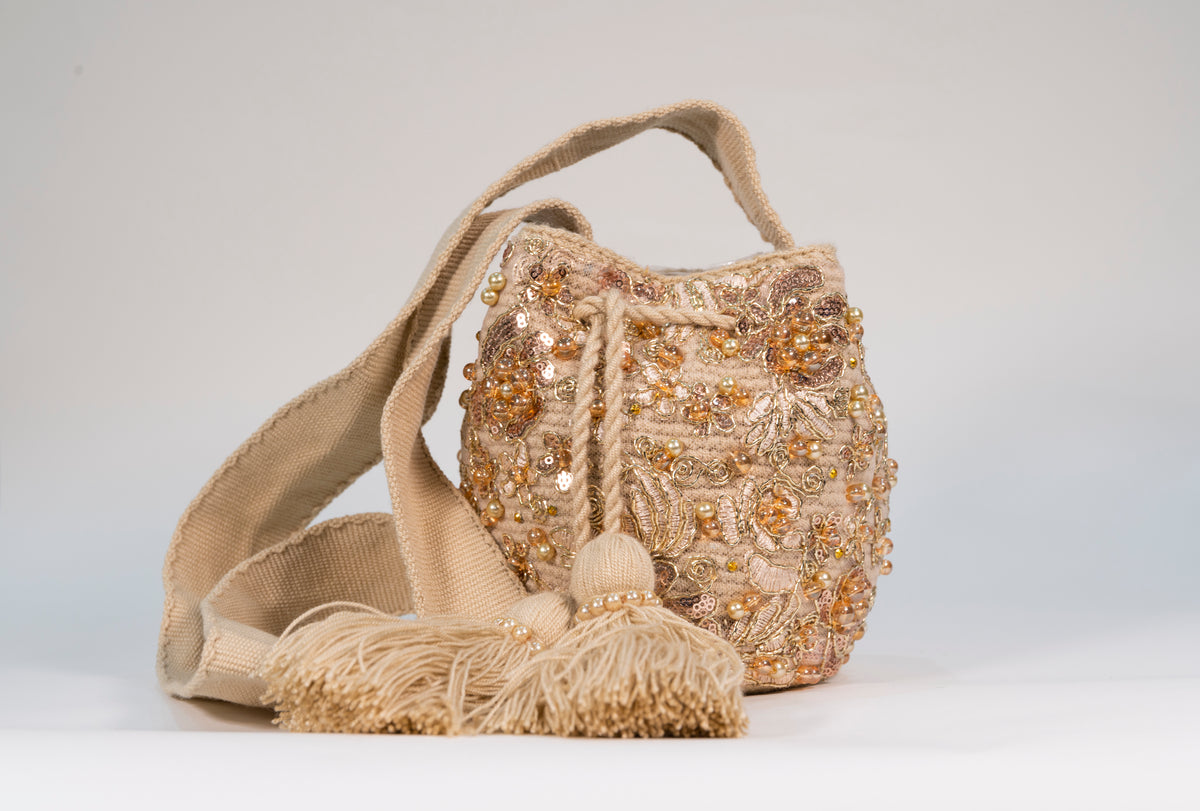Mochila Wayuu "Glamour Dorado" con Perlas y Flecos